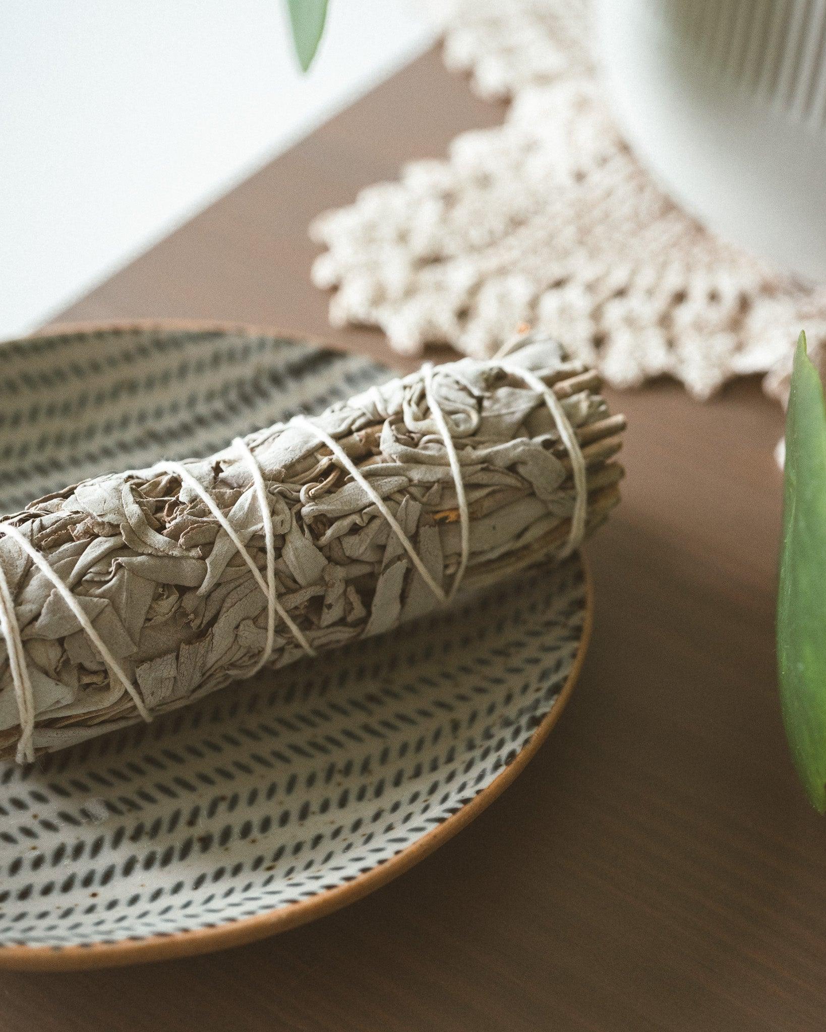 Sauge blanche pour rituels sacrés et méditation.